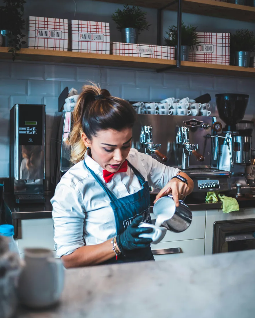 Barista preparando café no balcão